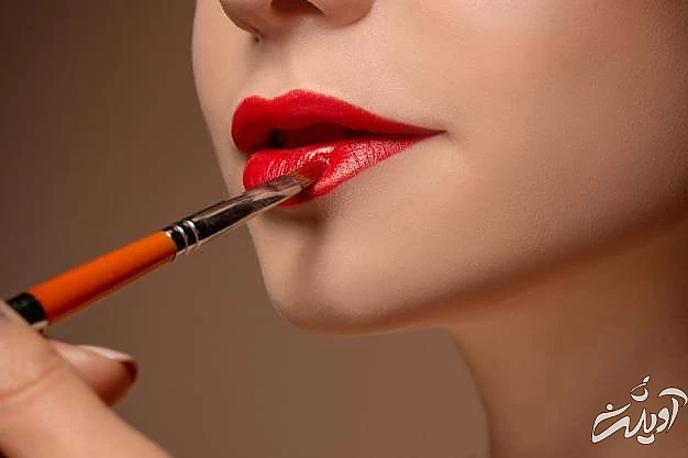 استفاده از قلم مو برای دوام بیشتر رژ لب پاک نشدن رژ لب